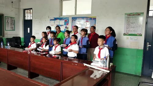 天津博爱圣火公益团队徐国惠老师带队到宁河东棘坨镇赵本双荣希望小学做环保宣传讲座,并给孩子们带来了文具等慰问品