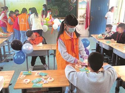 走进县培智学校点亮 微心愿